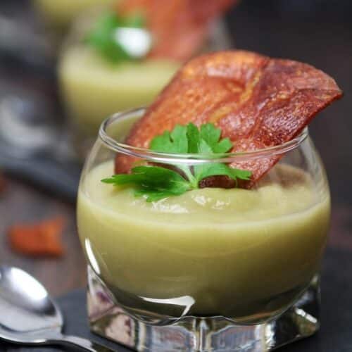 Soupe aux poireaux, lait et crème de coco, chips de jambon