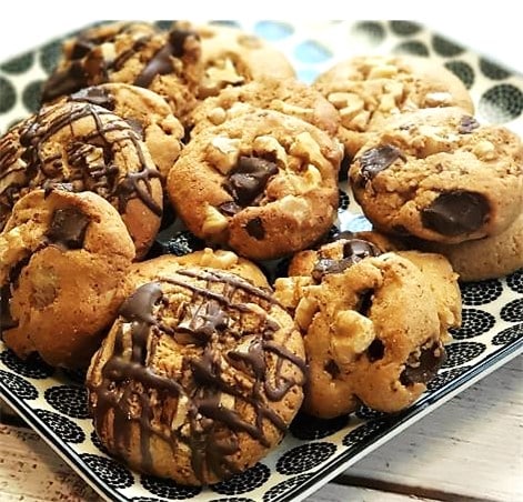 assiette de cookies au beurre de cacahuète